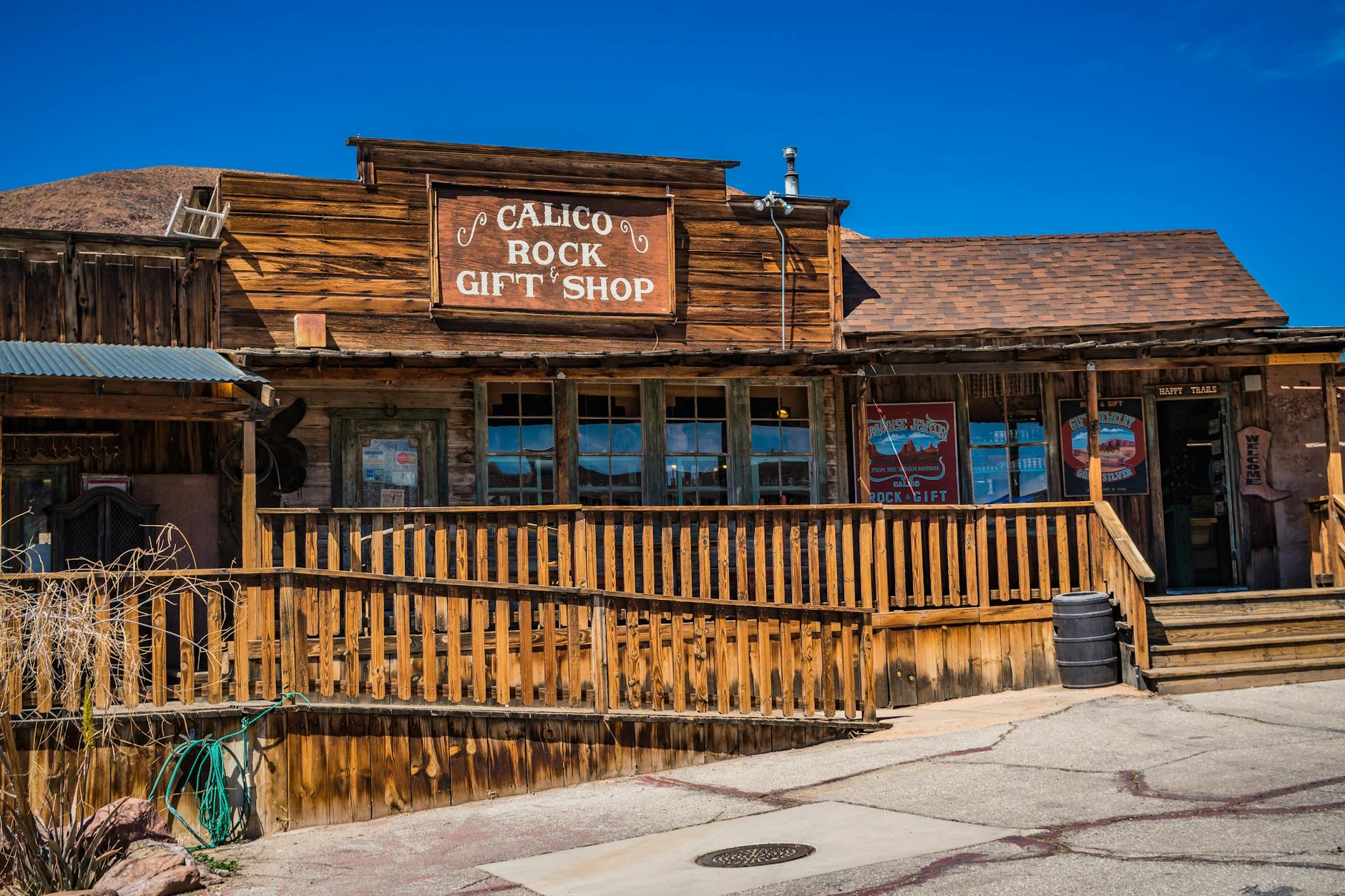 Drewniany sklep z pamiątkami w miasteczku Calico Rock w słoneczny dzień