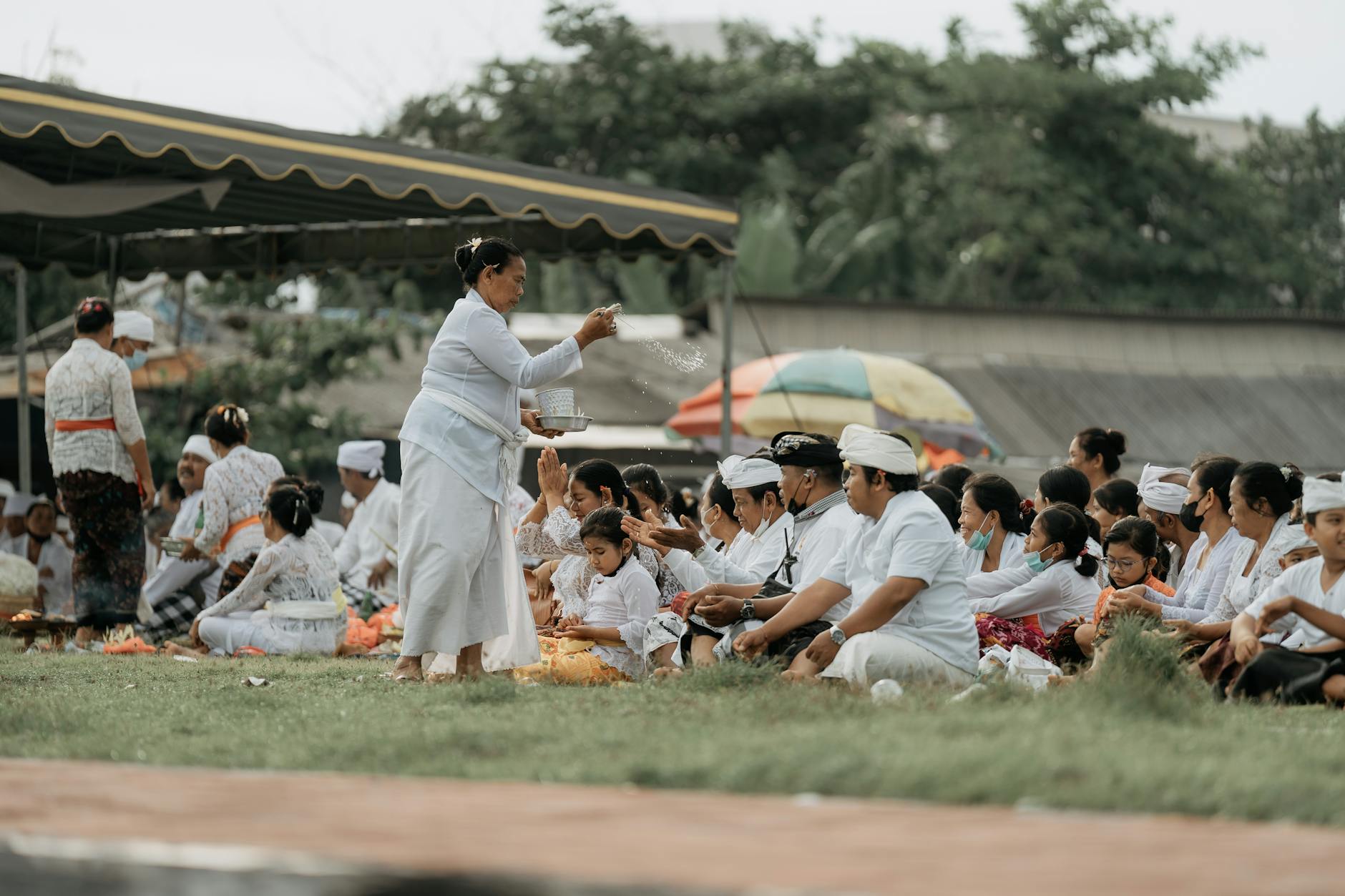 Balijscy hinduiści podczas tradycyjnej ceremonii religijnej na plaży