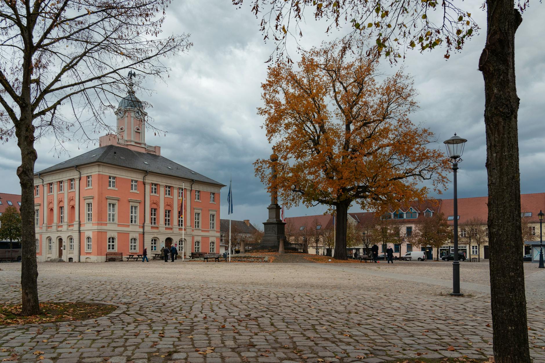 Jesienny rynek małego podkarpackiego miasteczka z zabytkowymi kamienicami