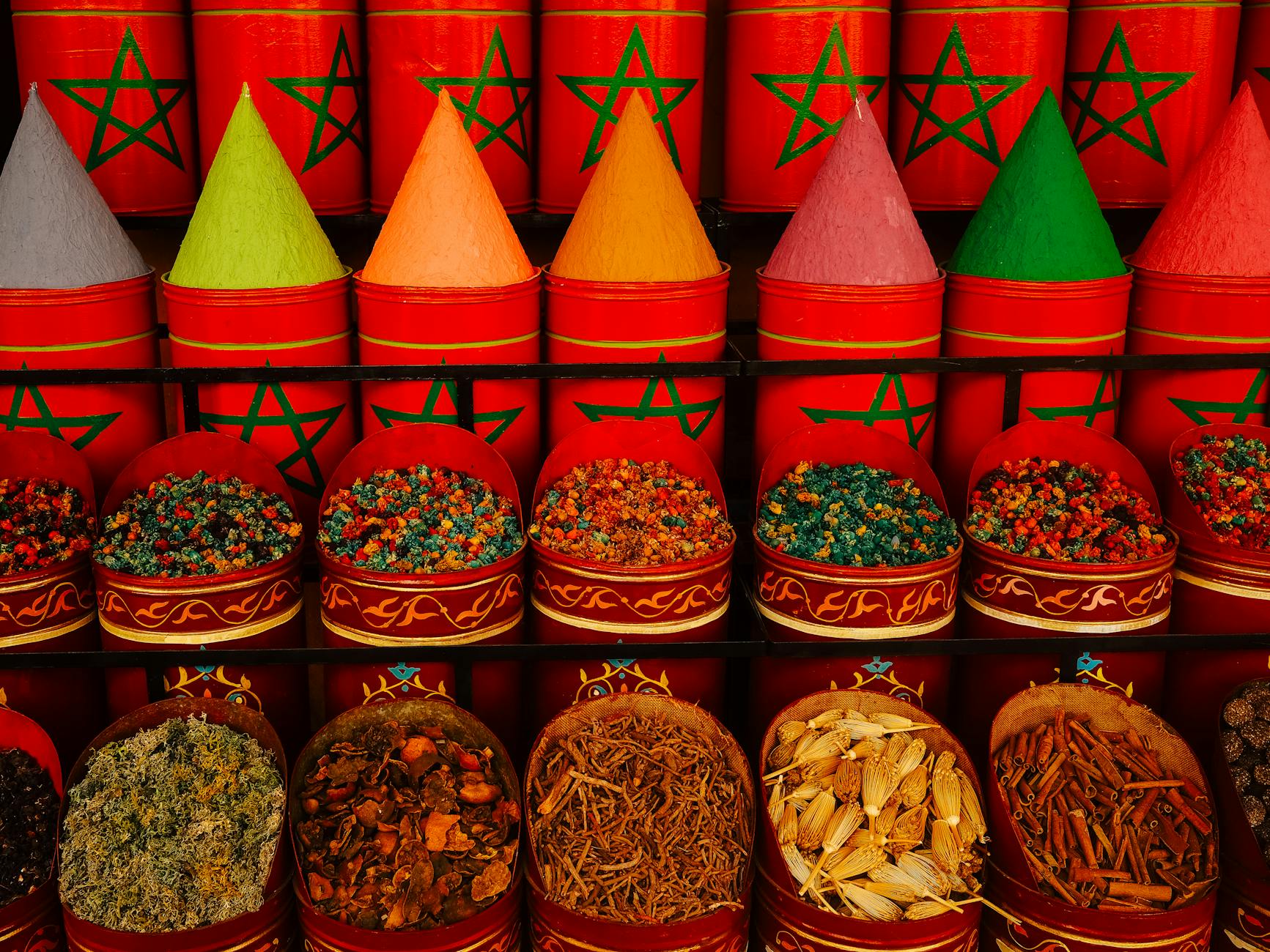 Kolorowe stożki przypraw na tradycyjnym suku w Maroku
