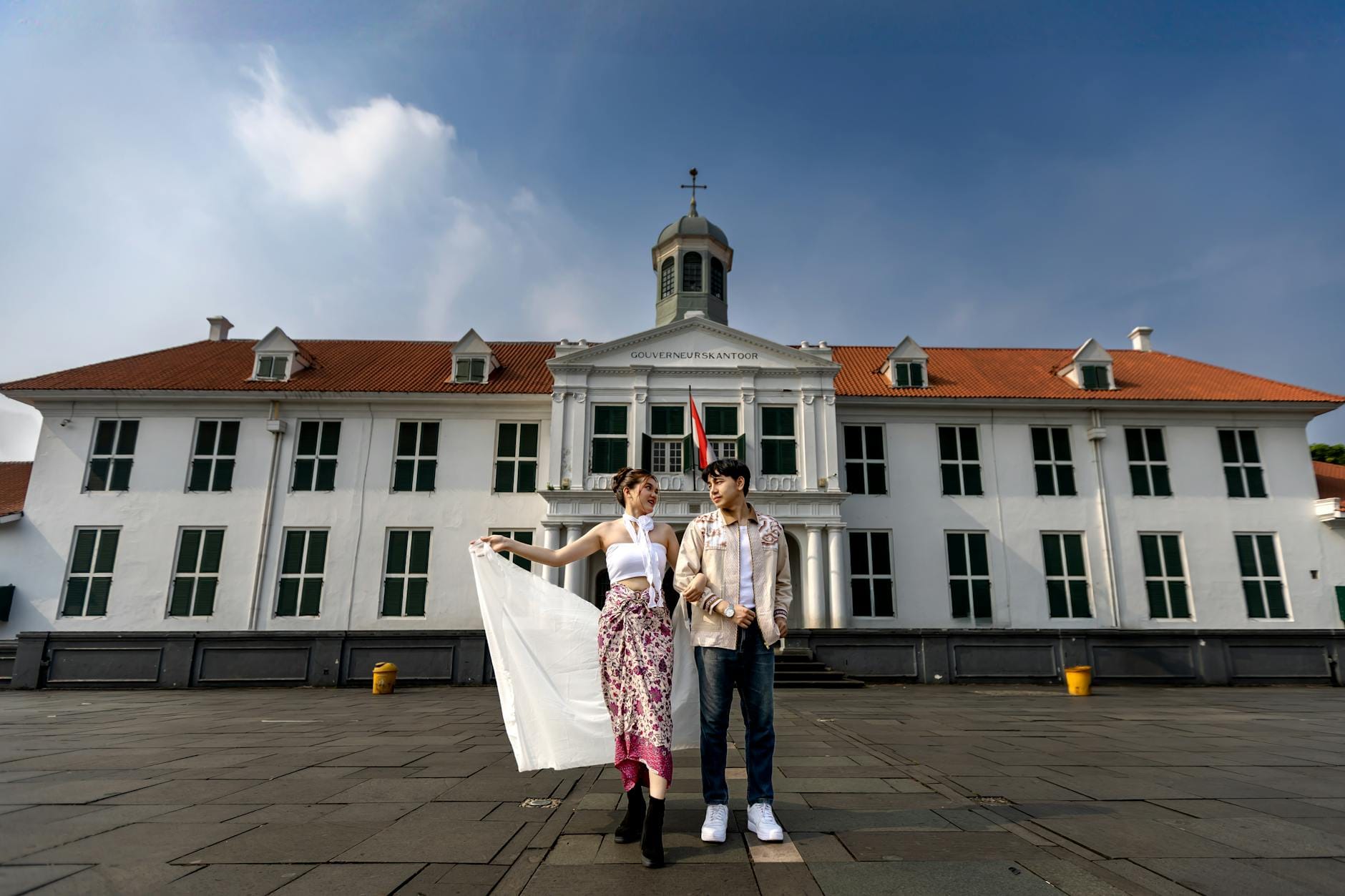 Młoda para przed historycznym Muzeum Fatahillaha w Dżakarcie