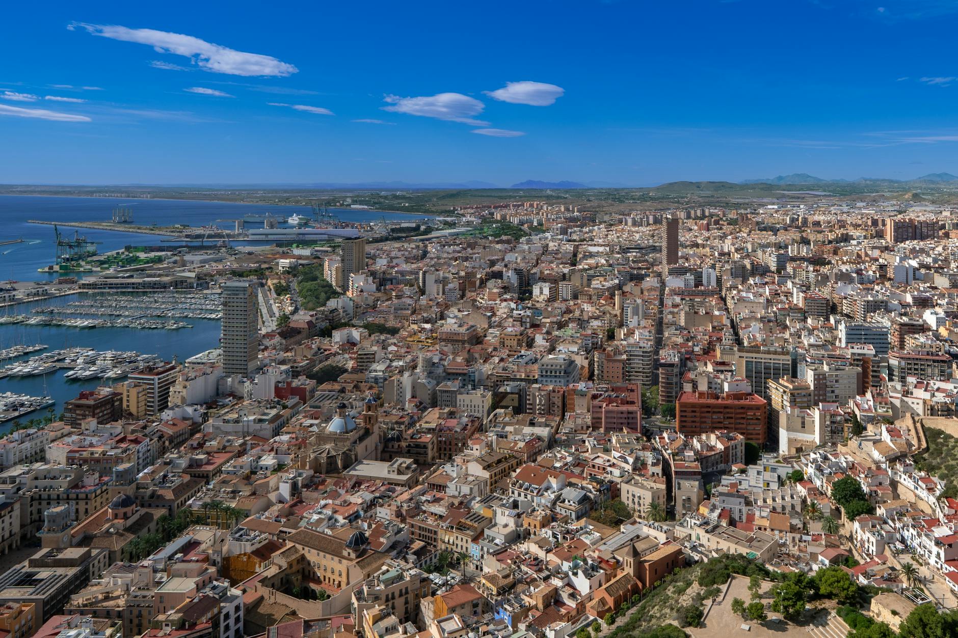 Panorama Alicante z lotu ptaka z portem i zabudową miasta nad morzem