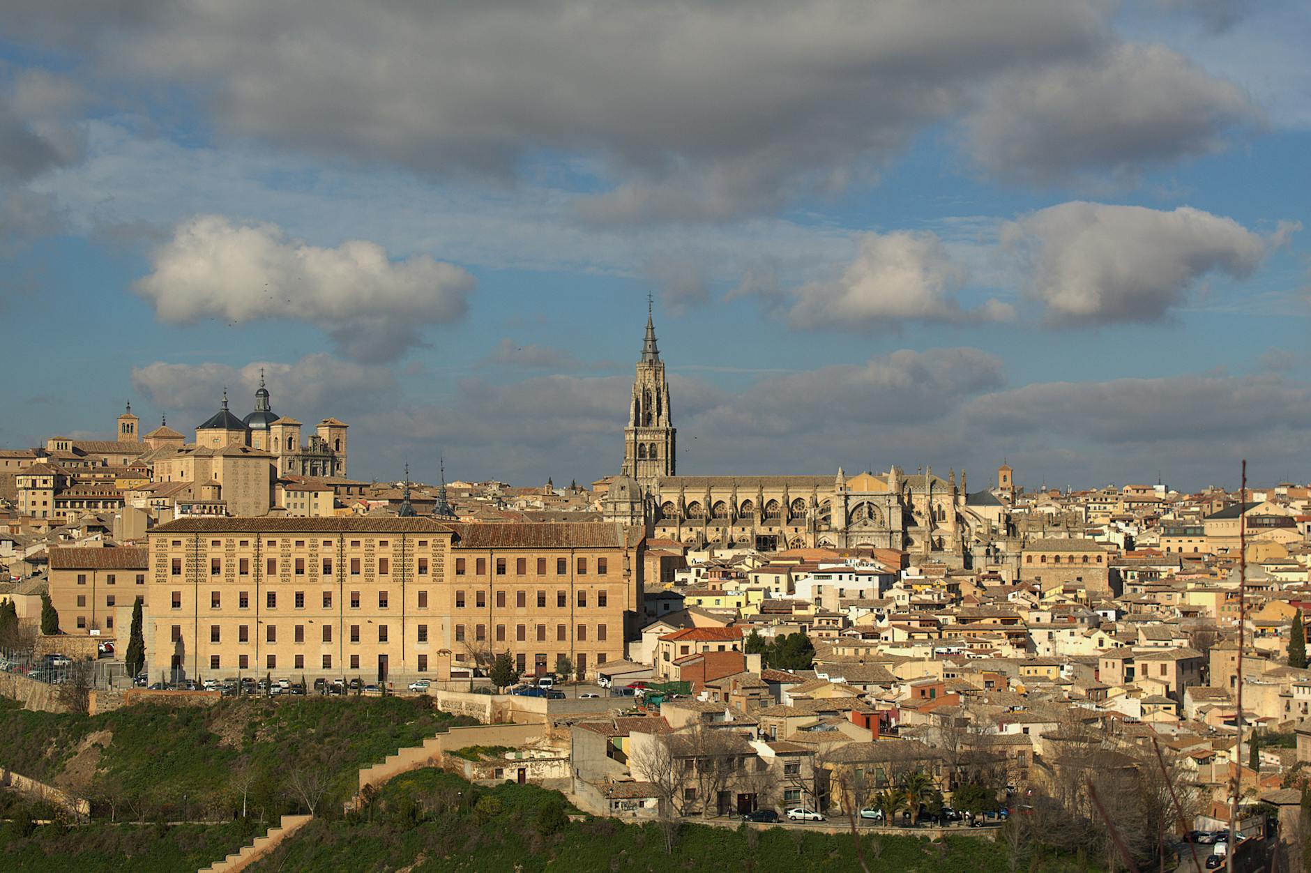 Panorama Toledo z katedrą i zabytkową zabudową na wzgórzu