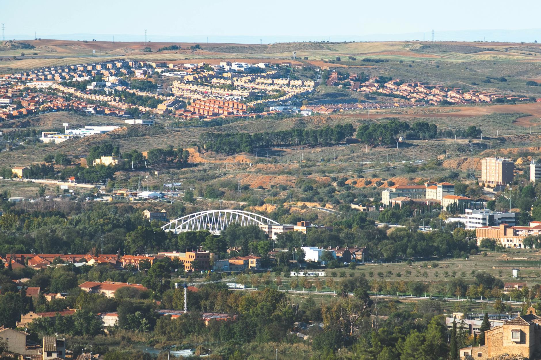 Panorama Toledo z lotu ptaka, otoczonego wzgórzami i zielenią