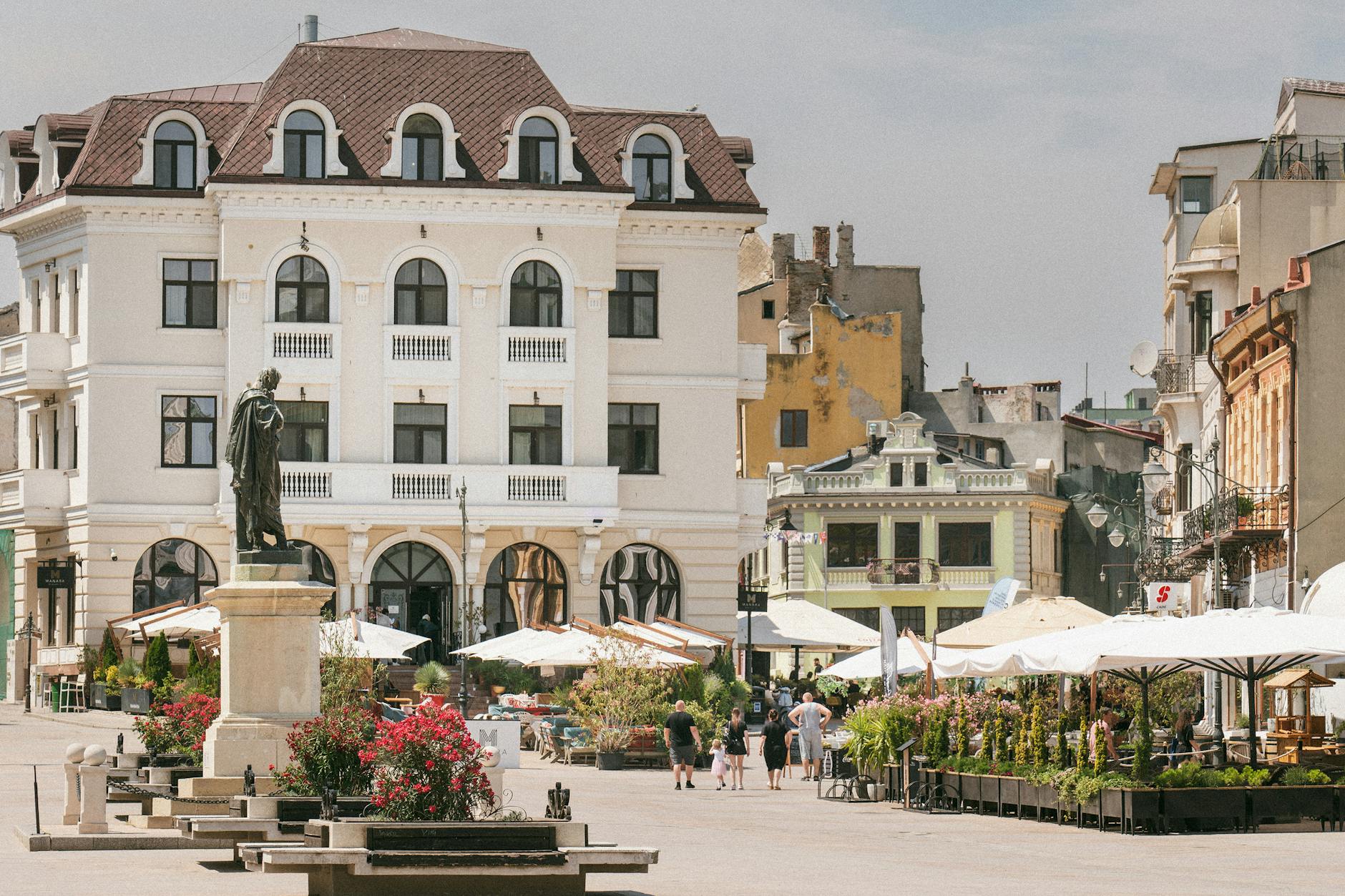 Zabytkowy plac w Konstancy z historyczną zabudową i ulicznymi kawiarniami