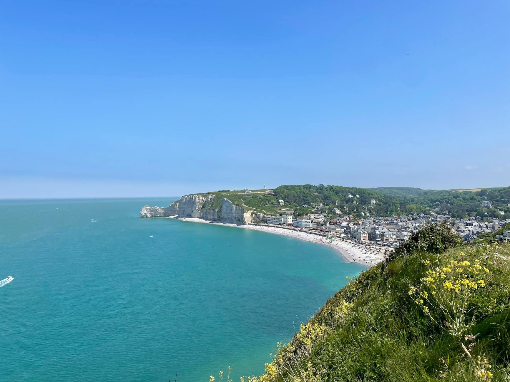 Klify Étretat nad lazurowym morzem w słoneczny dzień w Normandii