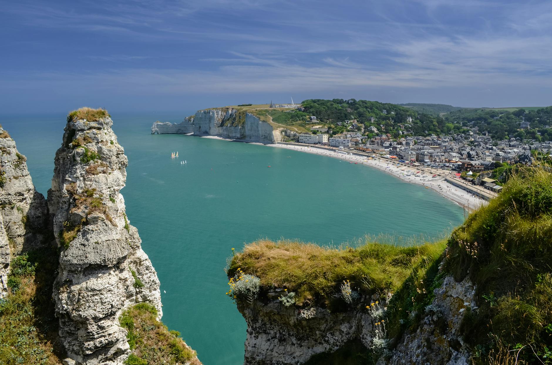 Klify i plaża Étretat nad kanałem La Manche w Normandii
