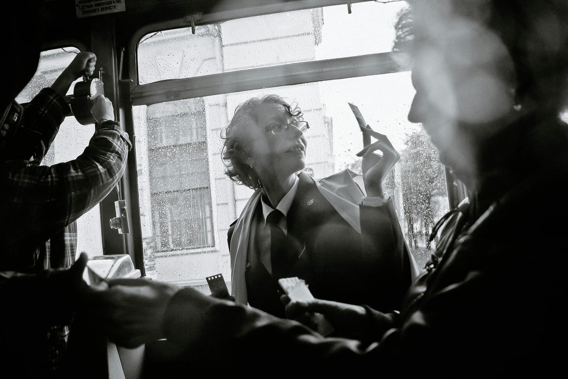 Kobieta kasuje bilet w retro hiszpańskim autobusie podczas podróży