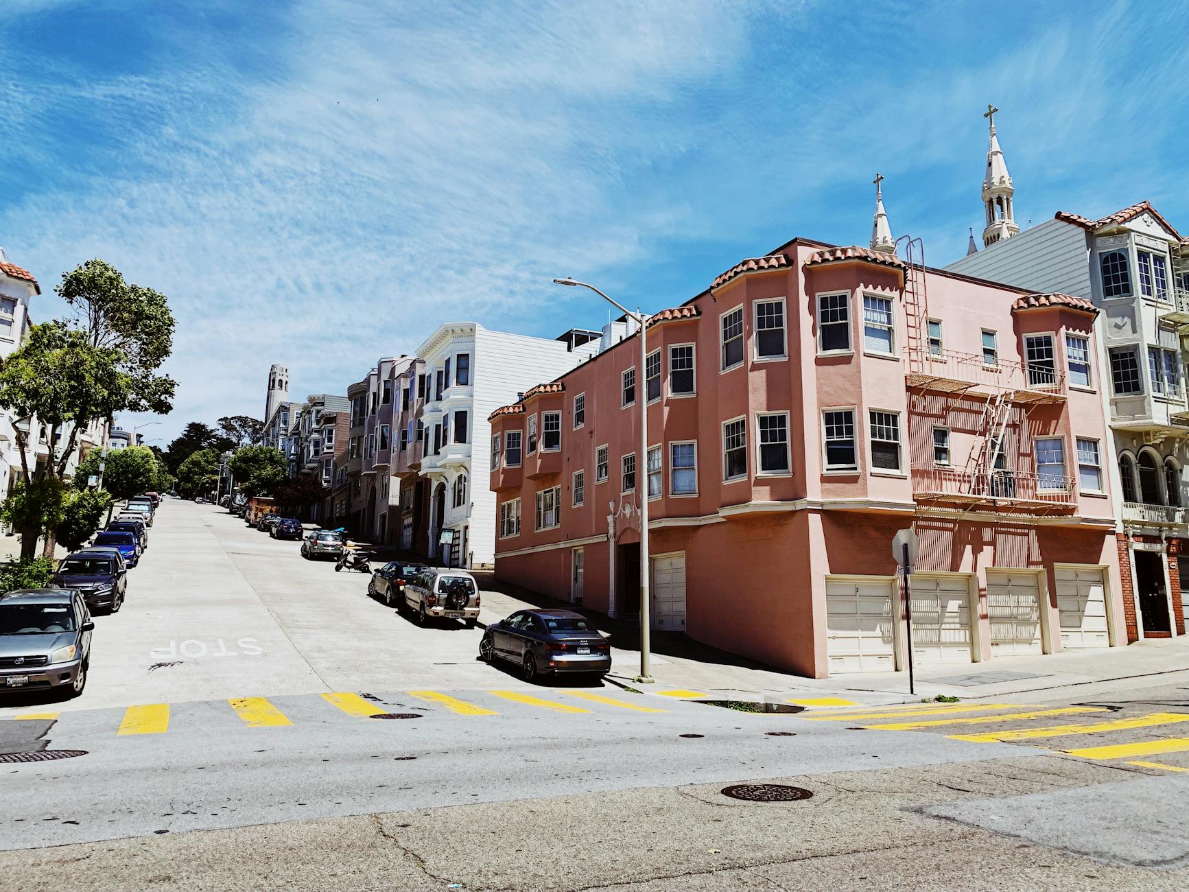 Kolorowa ulica mieszkalna w San Francisco z zaparkowanymi samochodami
