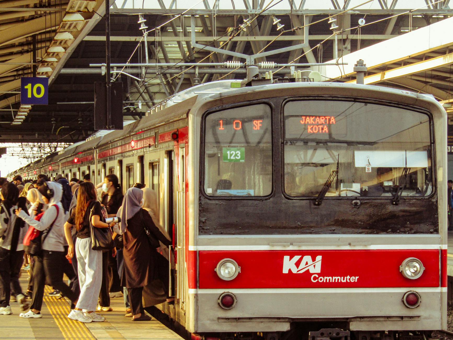 Pasażerowie wsiadają do pociągu KAI na stacji Jakarta Kota