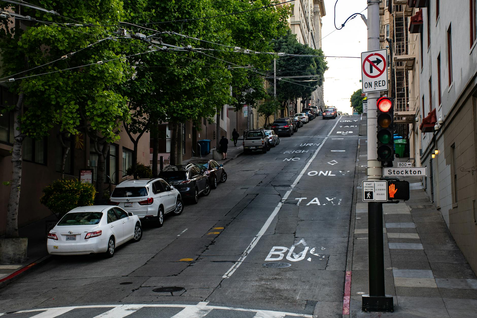 Stroma ulica San Francisco z zaparkowanymi autami i sygnalizacją