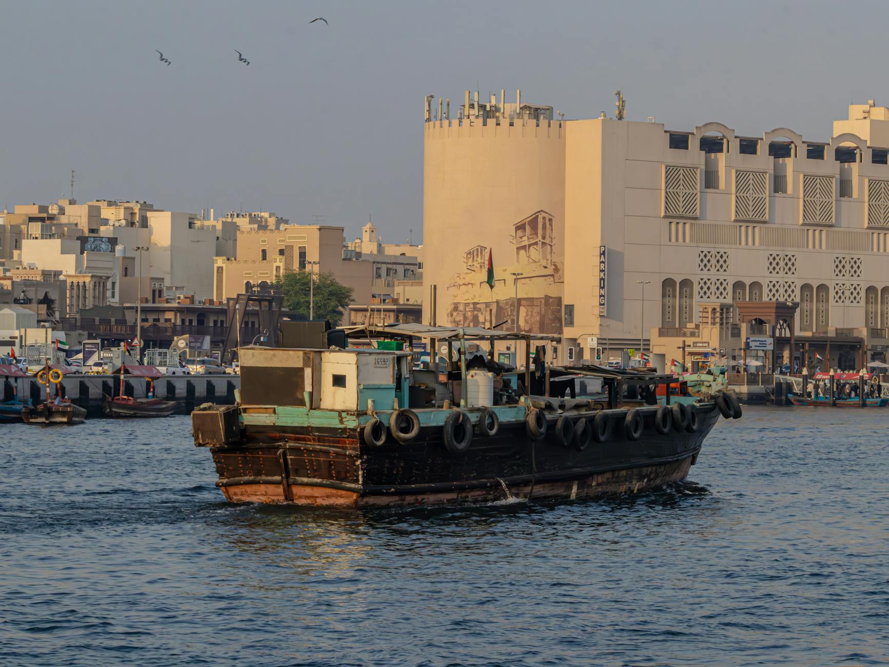 Tradycyjna łódź abra na Dubai Creek z nowoczesną panoramą miasta