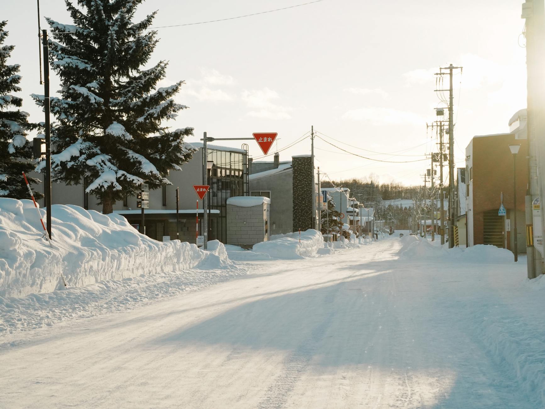 Zimowa, ośnieżona ulica w Hokkaido w spokojnej scenerii Japonii