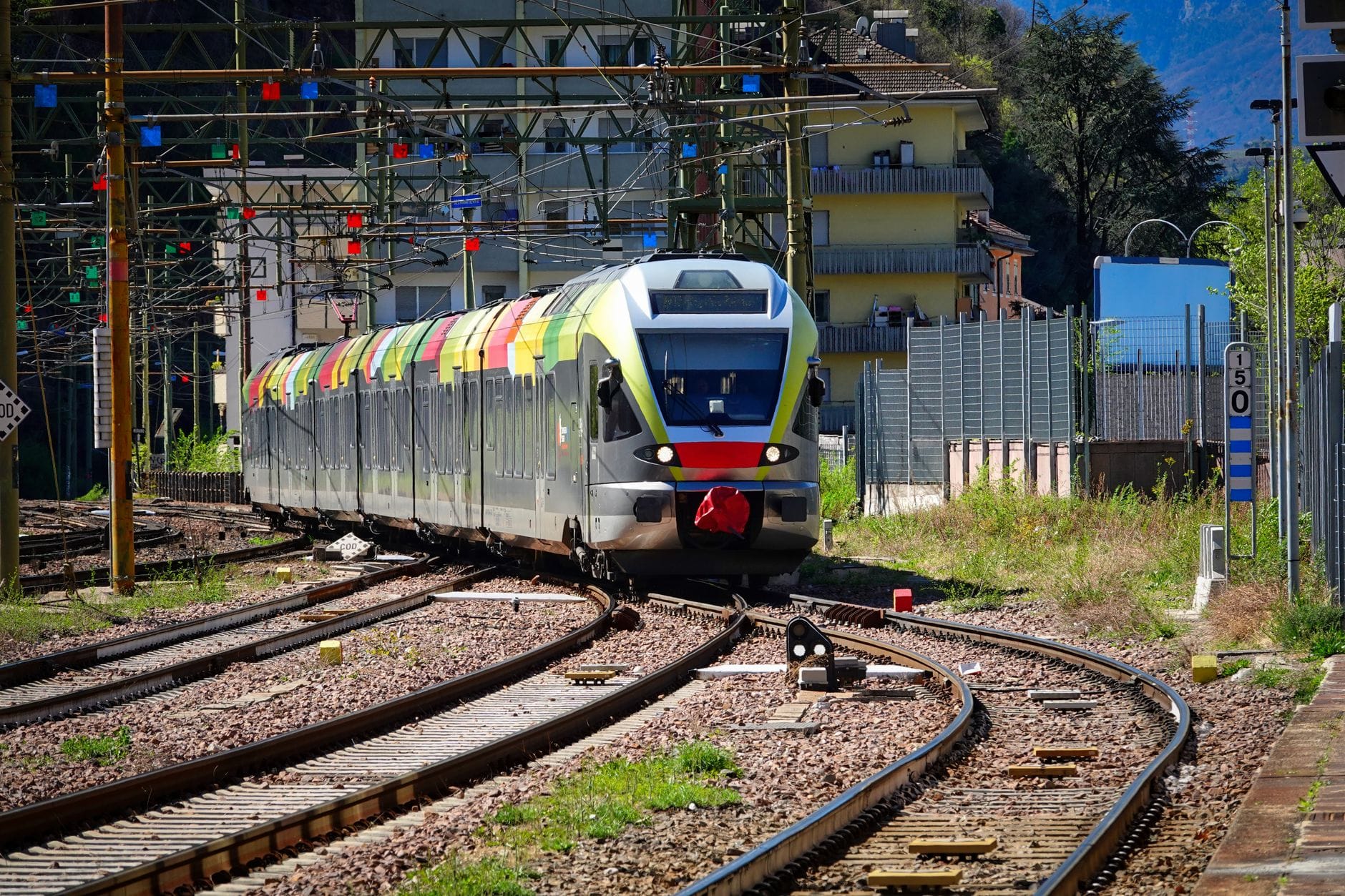 Kolorowy nowoczesny pociąg na stacji kolejowej w Bozen we Włoszech