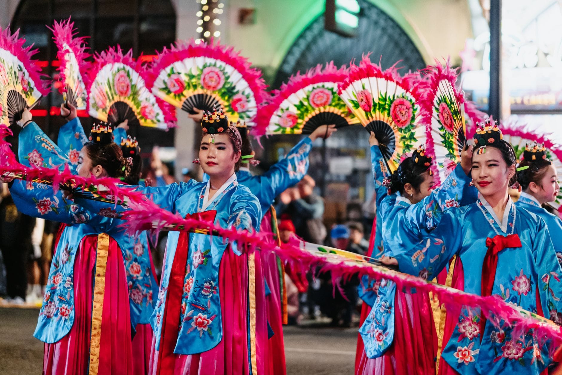 Koreanki w kolorowych hanbokach tańczą na festiwalu na świeżym powietrzu