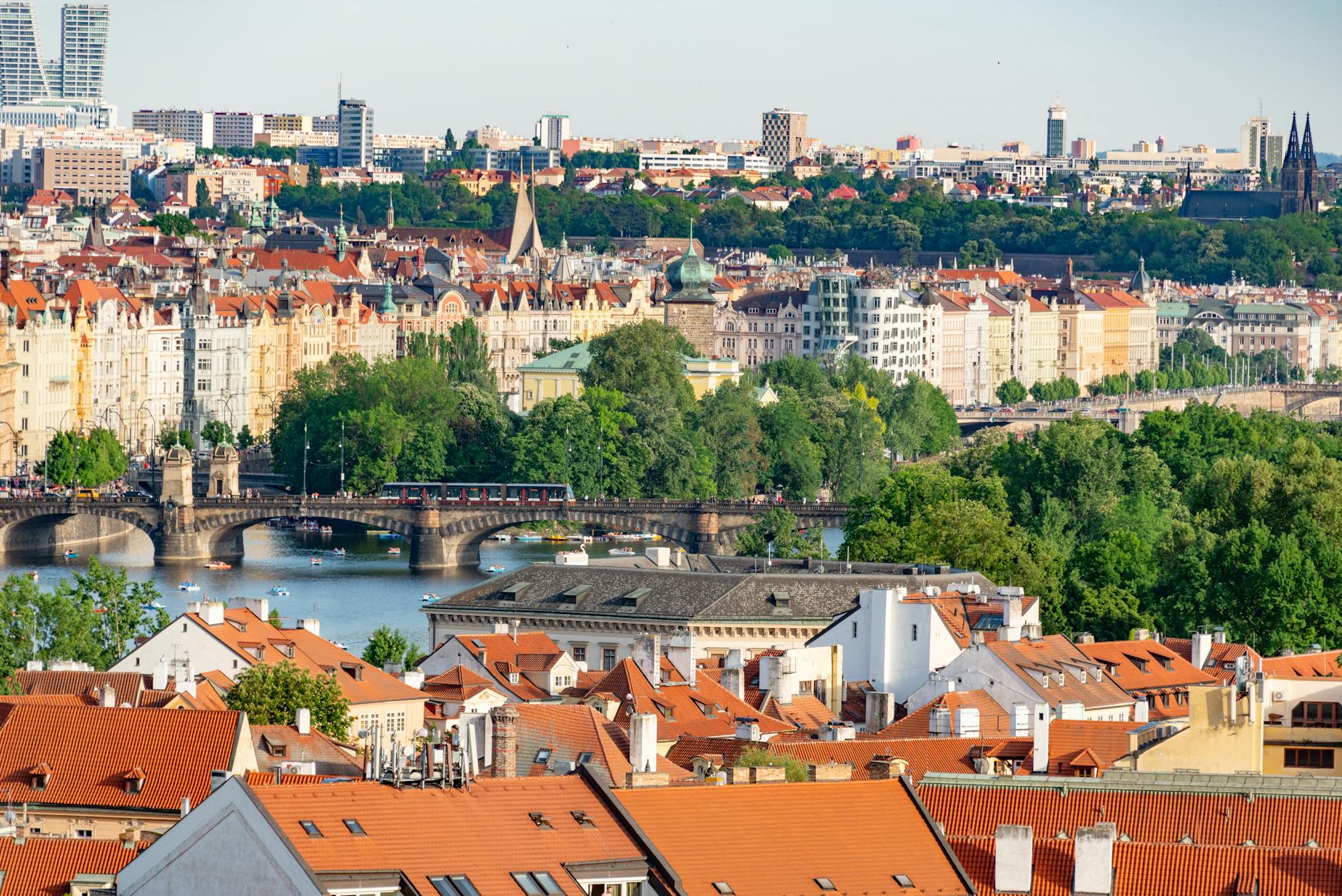 Panorama Pragi z lotu ptaka z mostami na Wełtawie i historyczną zabudową