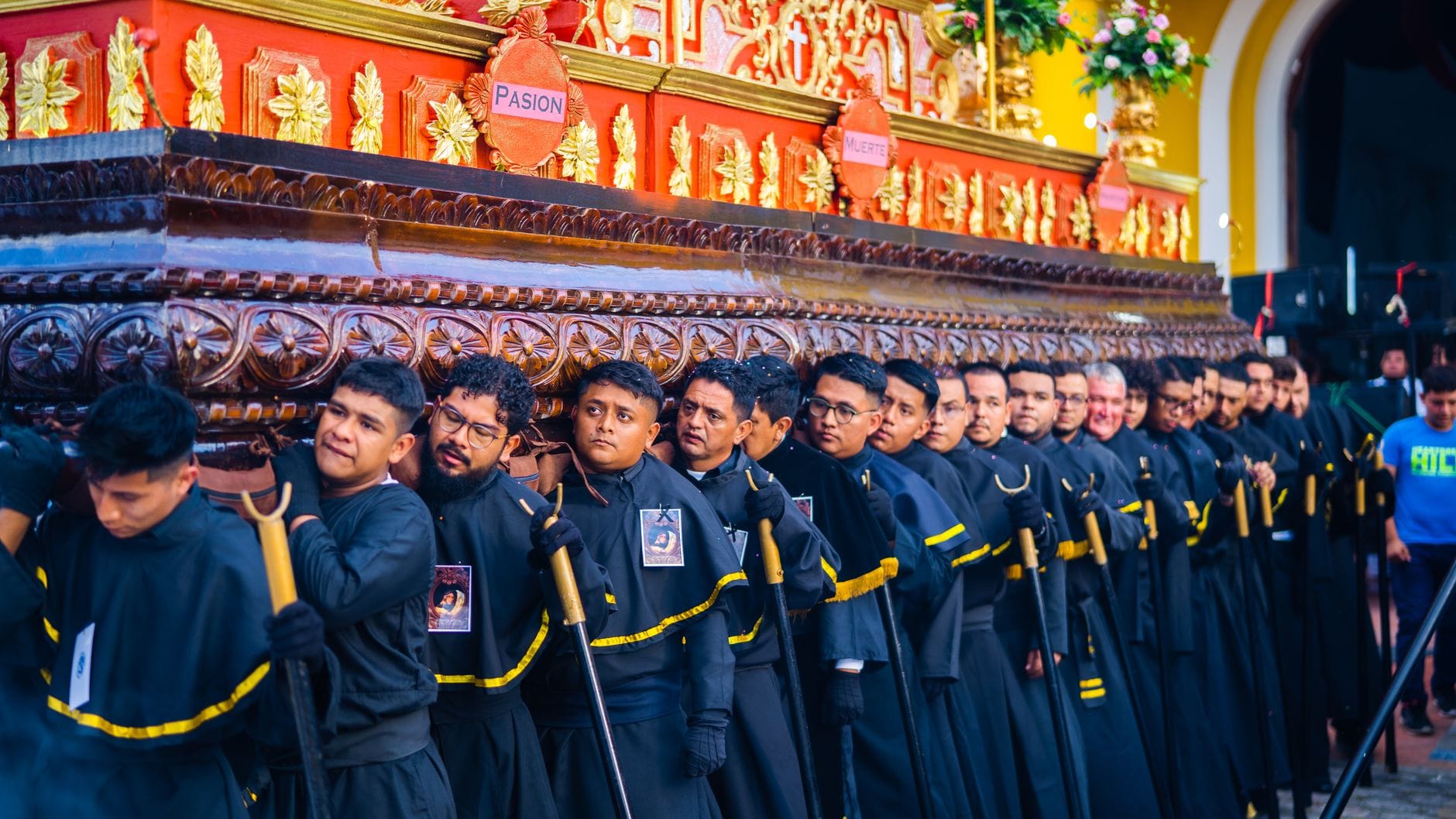 Procesja religijna mężczyzn w tradycyjnych strojach w Puerto Barrios