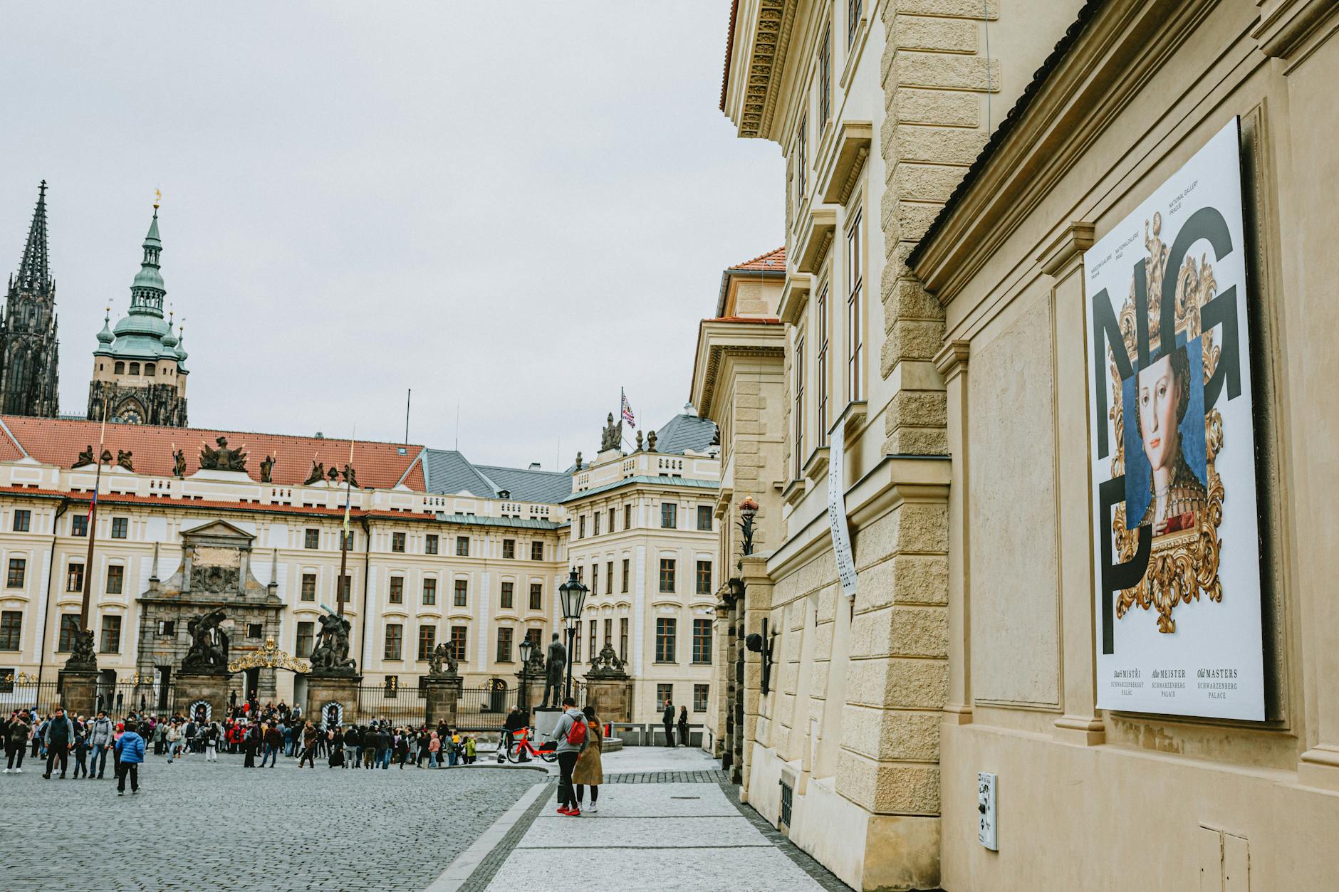 Turyści na dziedzińcu Zamku Praskiego z widokiem na katedrę św. Wita