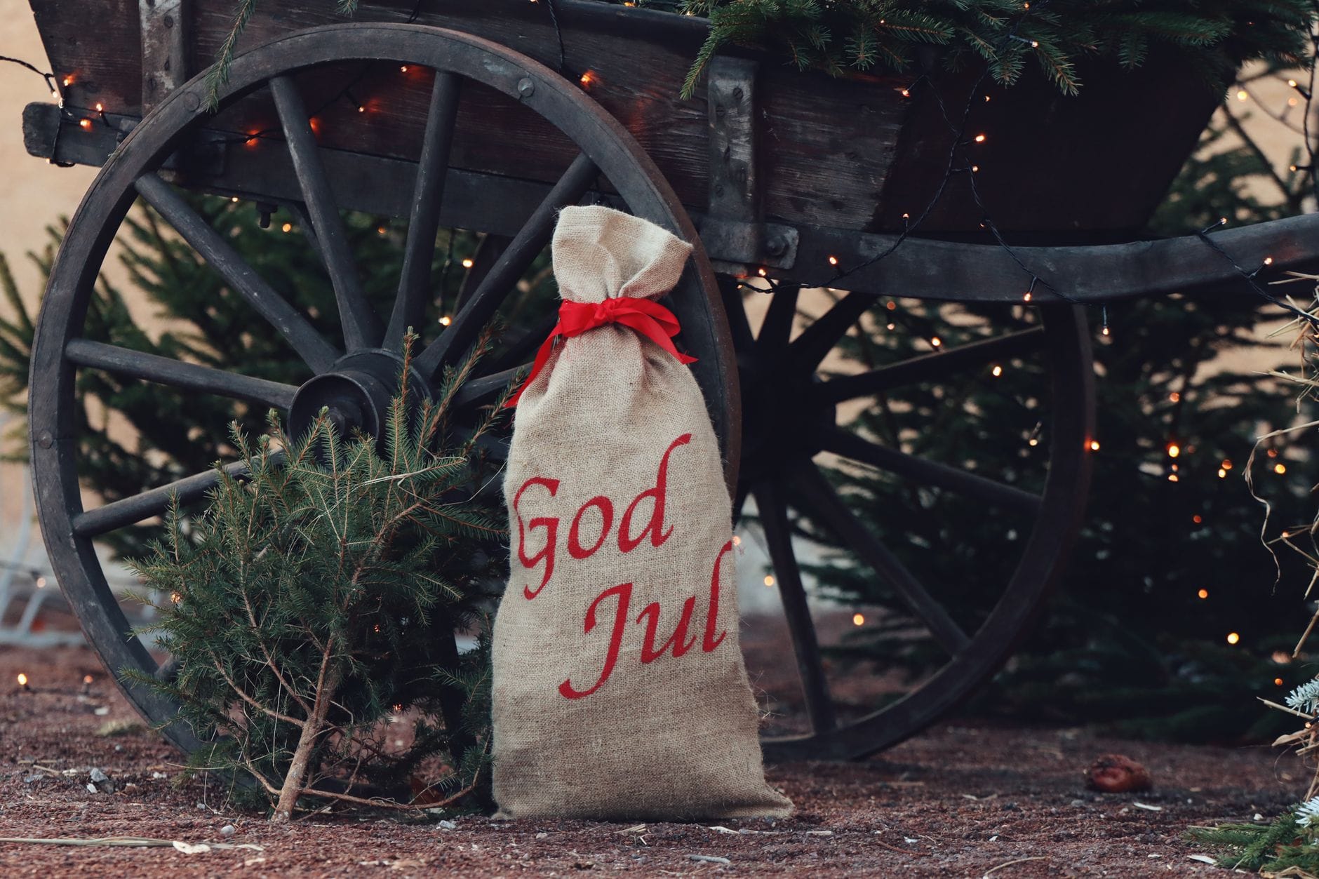 Worek z napisem God Jul przy starym drewnianym wozie w Jönköping