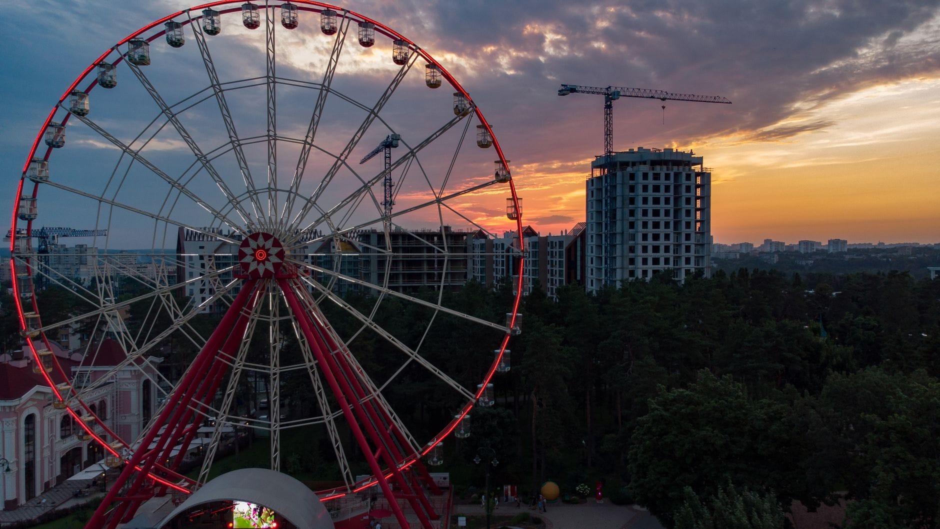 Charków industrialny i zielony: szlakiem modernizmu, parków i zapomnianych murali Diabelski młyn na tle kolorowego zachodu słońca w Charkowie