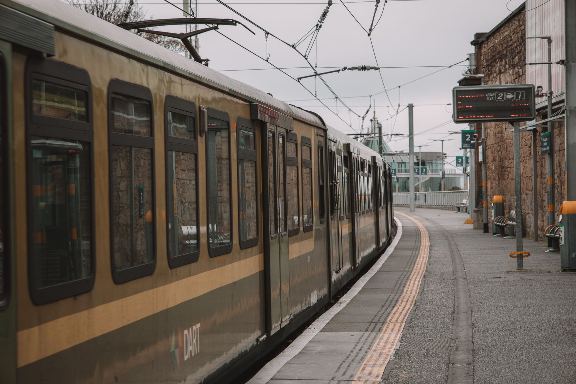 Pociąg DART na peronie stacji w Dublinie