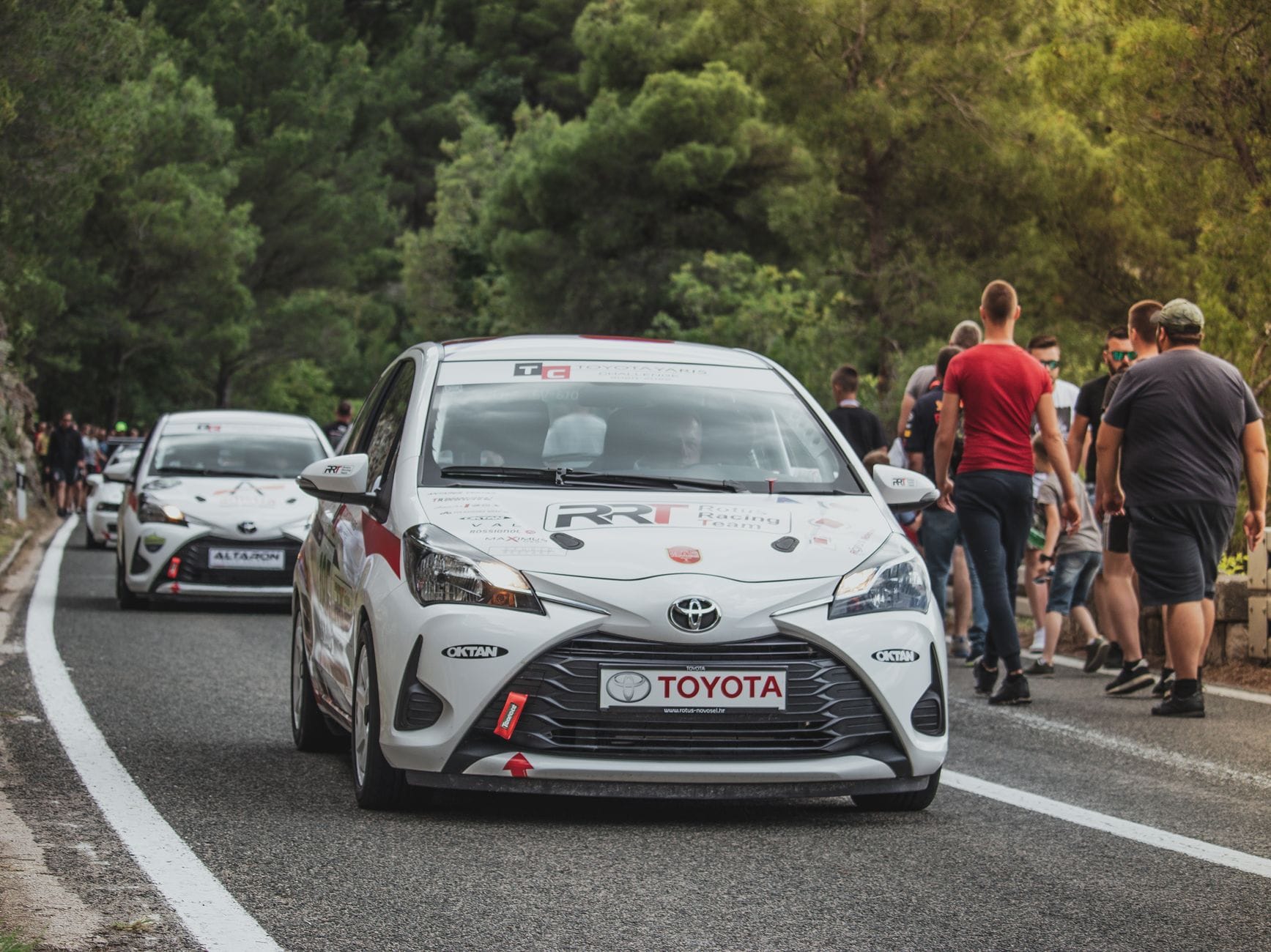 Rajdowa Toyota Yaris na leśnym odcinku specjalnym wśród kibiców
