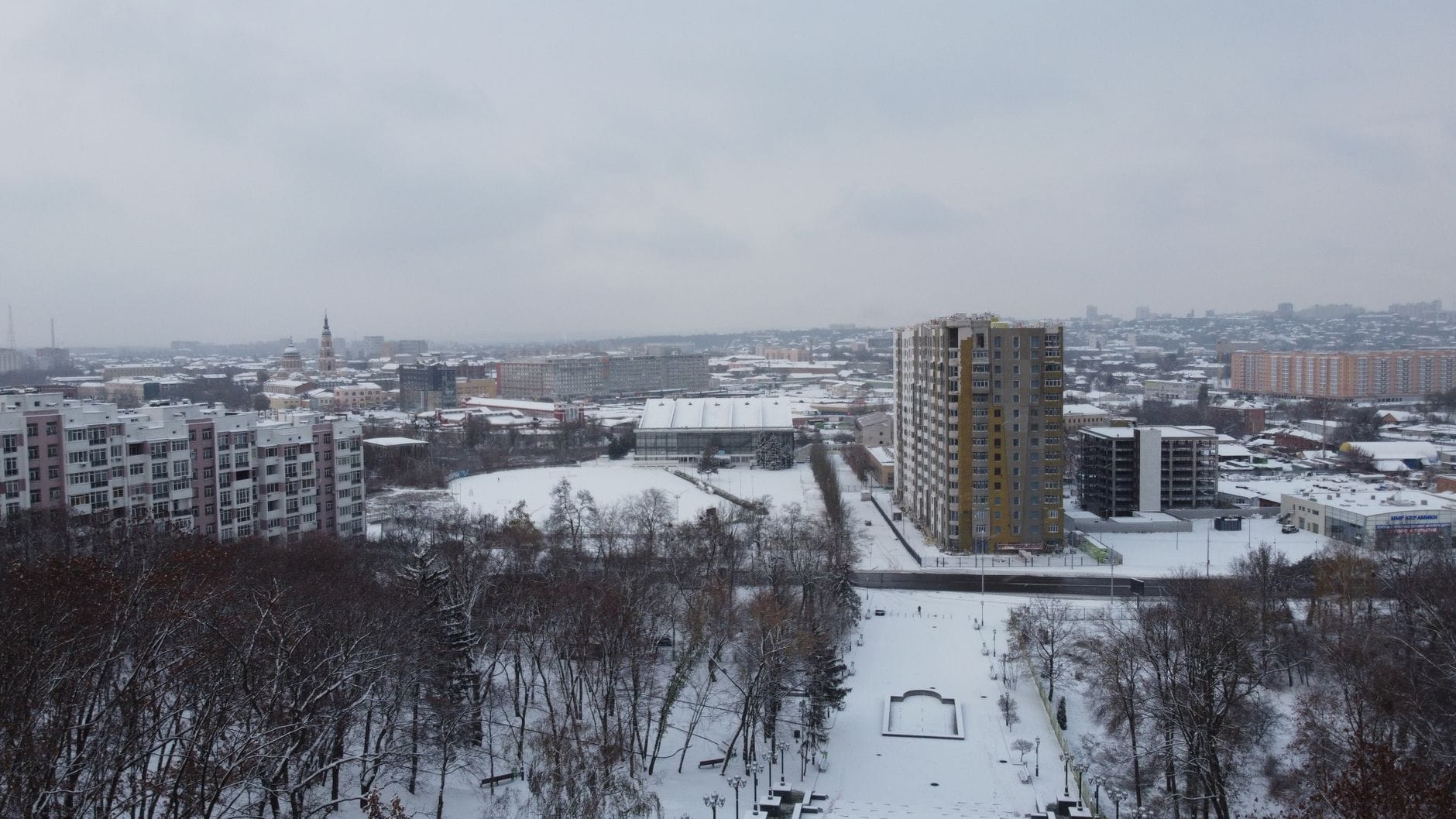 Zimowy pejzaż Charkowa z zabudową miejską pod śniegiem