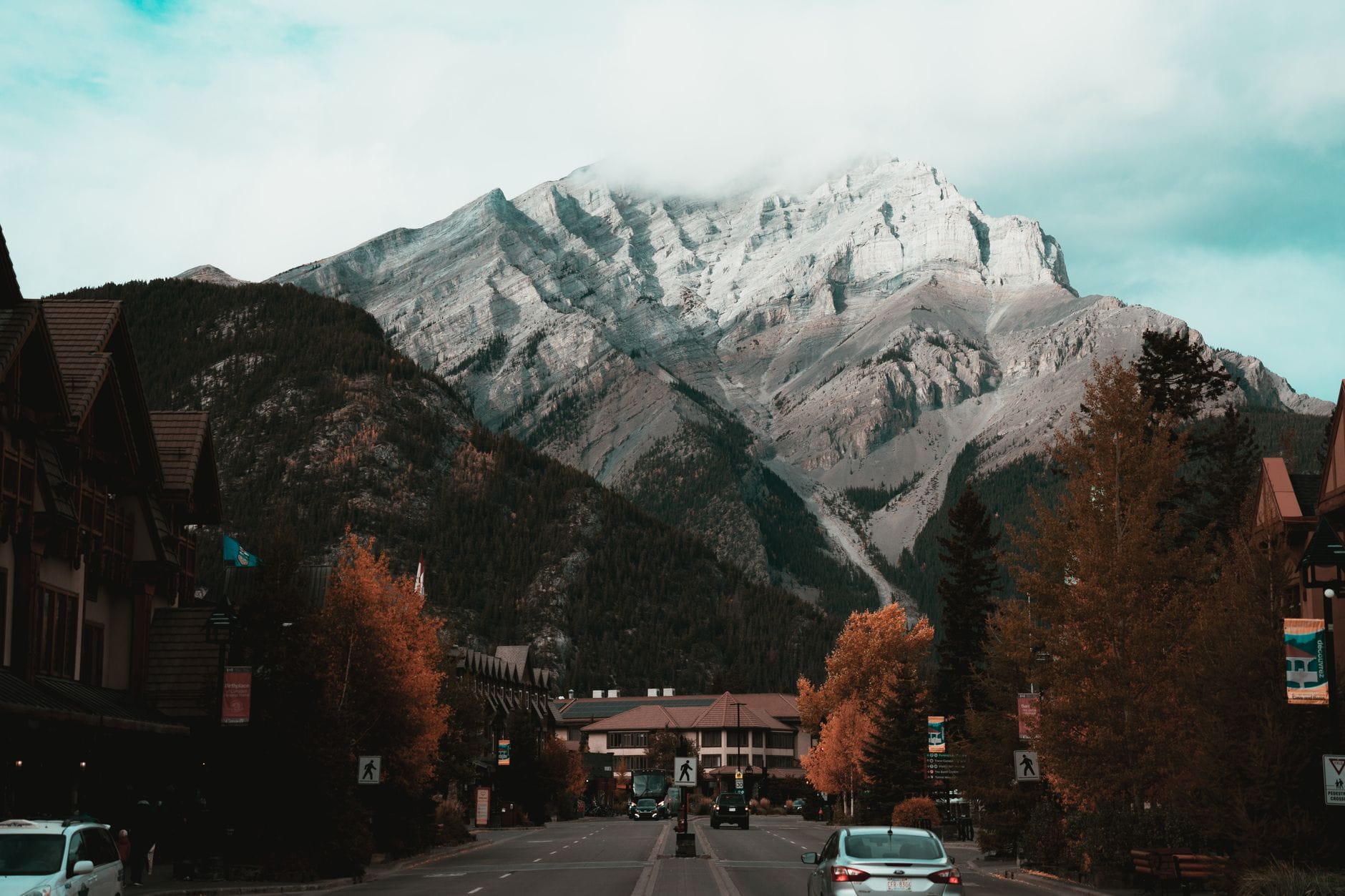Jesienna ulica w Banff otoczona górami i kolorowymi drzewami